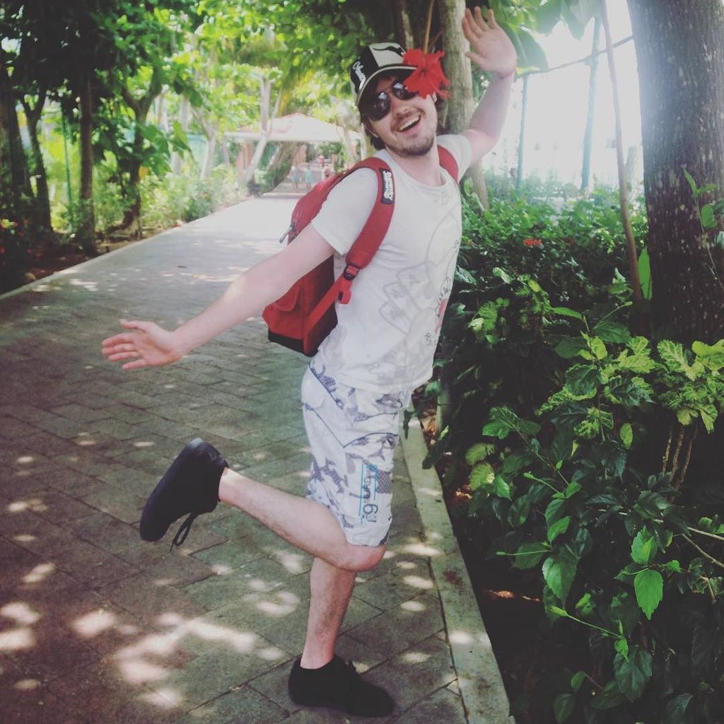 MientrasPlaya's tweet photo. Such a girl!! #pansy #girlyboy #suchanut #punkrockerwithflowersinhishair #holiday #vacatio… https://t.co/sOnADDiSRC https://t.co/atLnLc83Cm