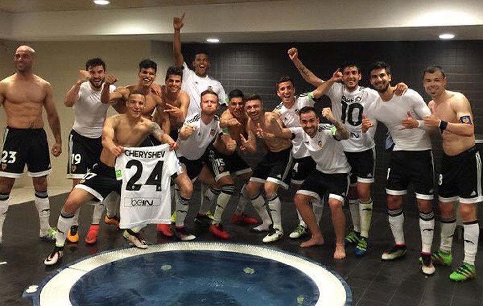 marca's tweet photo. El Valencia, 'a lo Madrid' en el vestuario del Camp Nou https://t.co/xctqKXN0Kt https://t.co/ytkBeH5Z4U