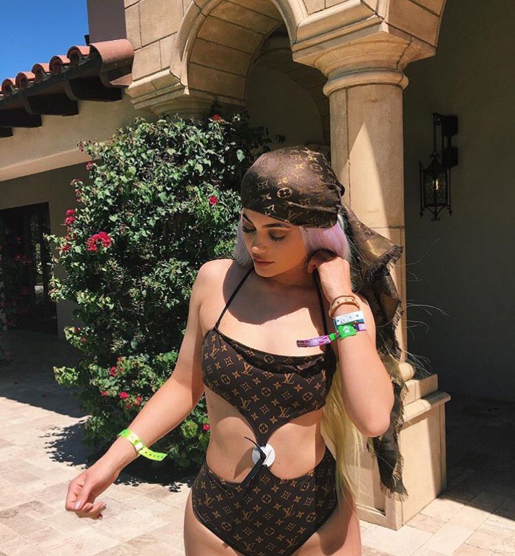 LeJimmyLabeeu's tweet photo. Kylie il faut retirer l'anti-vols avant de porter des vêtements ma chérie https://t.co/tZdFTaHfAp
