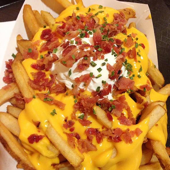 Fab_Food_'s tweet image. Cheese &amp;amp; Bacon Fries.