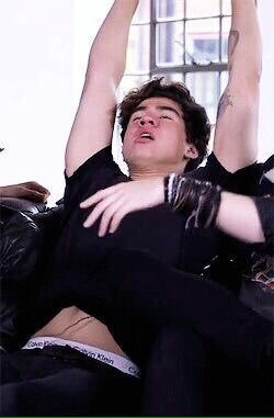 calumstretching tweet picture