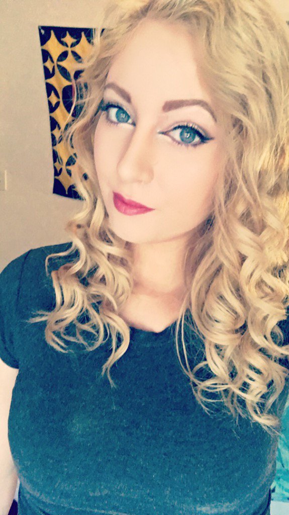 BeccaBoo_bomb's tweet photo. #SelfieSunday https://t.co/KjZ72HsjqI