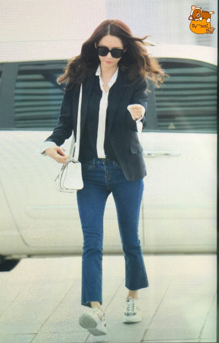 [PIC][18-04-2016]YoonA khởi hành đi Trường Sa - Trung Quốc để ghi hình cho chương trình "HAPPY CAMP" vào sáng nay - Page 2 CgS44s9UEAIh7HC