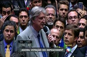 GloboDaBad's tweet photo. VOCÊ VOTA PELO:
a) pelo meu filho
b) pela minha neta
c) nunca vi tanta hipocrisia por metro quadrado #ImpeachmentDay https://t.co/rPJwiQaKoT