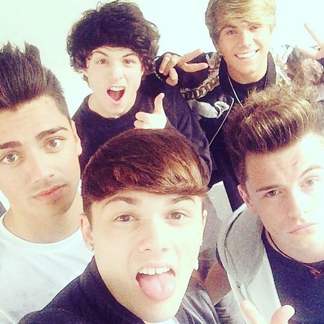 GraceMahergal's tweet photo. How many rt and likes can we get #overloaders for our boys 💚 https://t.co/EwPWopa593