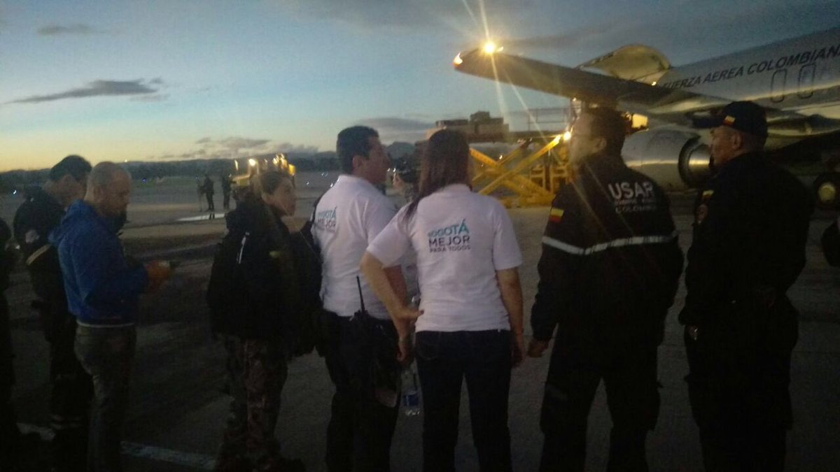 Bomberos, médicos, e ingenieros del Distrito expertos en desastres  tomando vuelo FAC a Ecuador