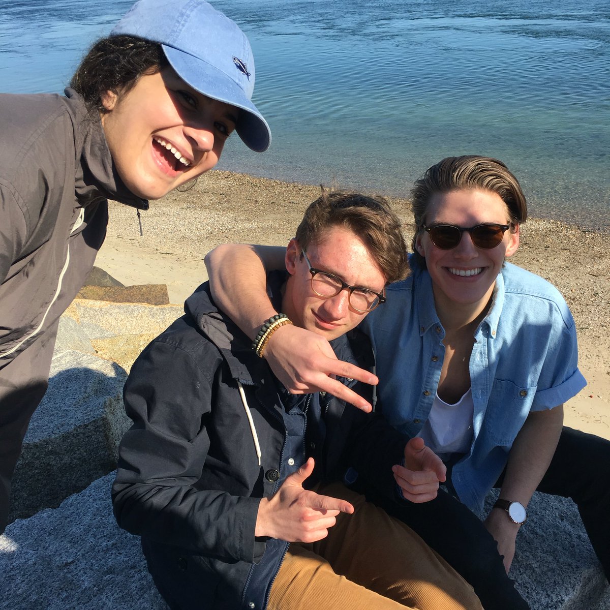annnabeellle's tweet photo. tried to recreate a very spontaneous picture, didn't go that well 😭 #twitterlessJonathan #jconning https://t.co/MsGGFnqm0g