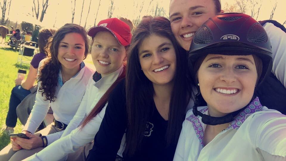 sarcasteq's tweet image. First show may not have gone to plan, but couldn't have asked for better girls or a better horse to spend it with💘