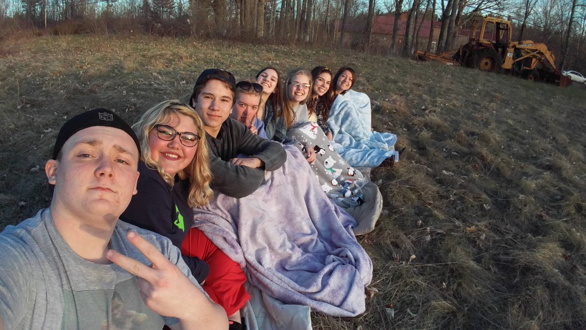 marissa_pond's tweet photo. I love my squad/best friends💕💕 #fyallofyou #twitterlessLarah #twitterlessIsaac @carolynh814 @Gianna_beninati 💕🌼😎 https://t.co/XOYB9W8rh2