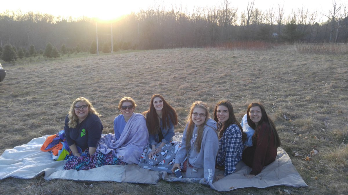 marissa_pond's tweet photo. I love my squad/best friends💕💕 #fyallofyou #twitterlessLarah #twitterlessIsaac @carolynh814 @Gianna_beninati 💕🌼😎 https://t.co/XOYB9W8rh2