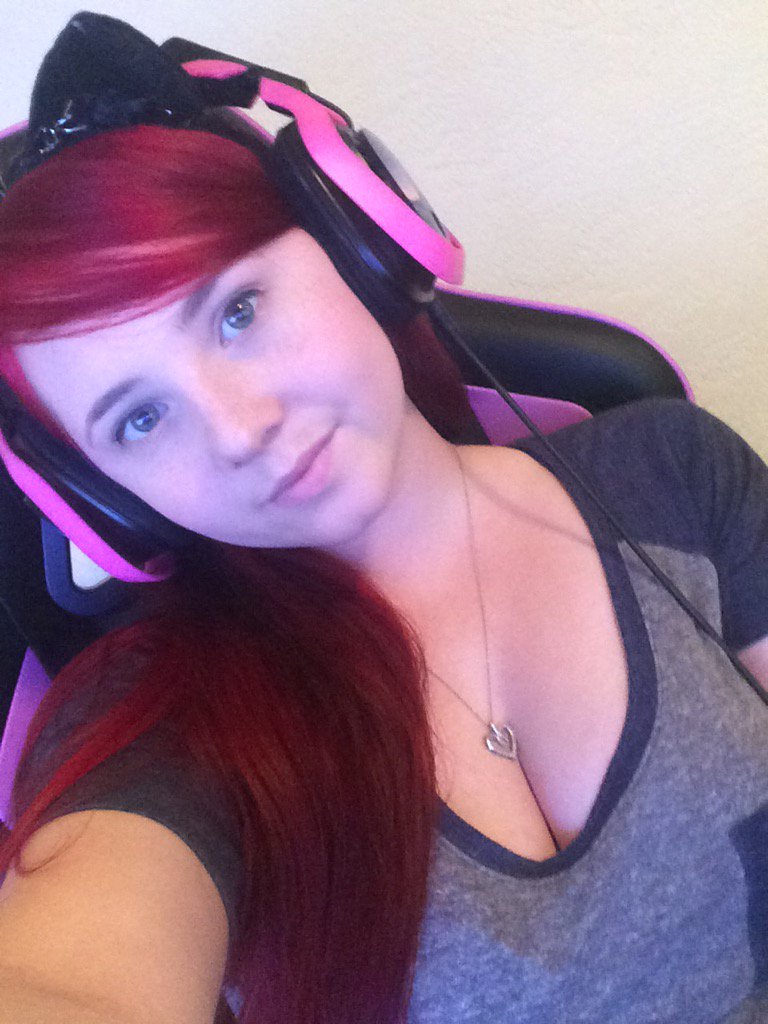 Jewelxo's tweet photo. Taking calls. https://t.co/sQQp2ZjU7g https://t.co/TTond7IMVM