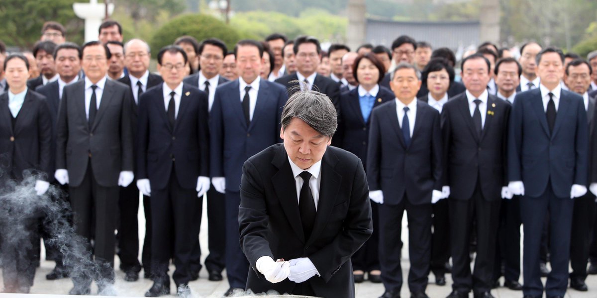 HuffPostKorea's tweet photo. 국민의당, '임을 위한 행진곡' 5.18 지정곡 재추진한다
 https://t.co/kfvizb7LHt https://t.co/1Ibf9Qonla