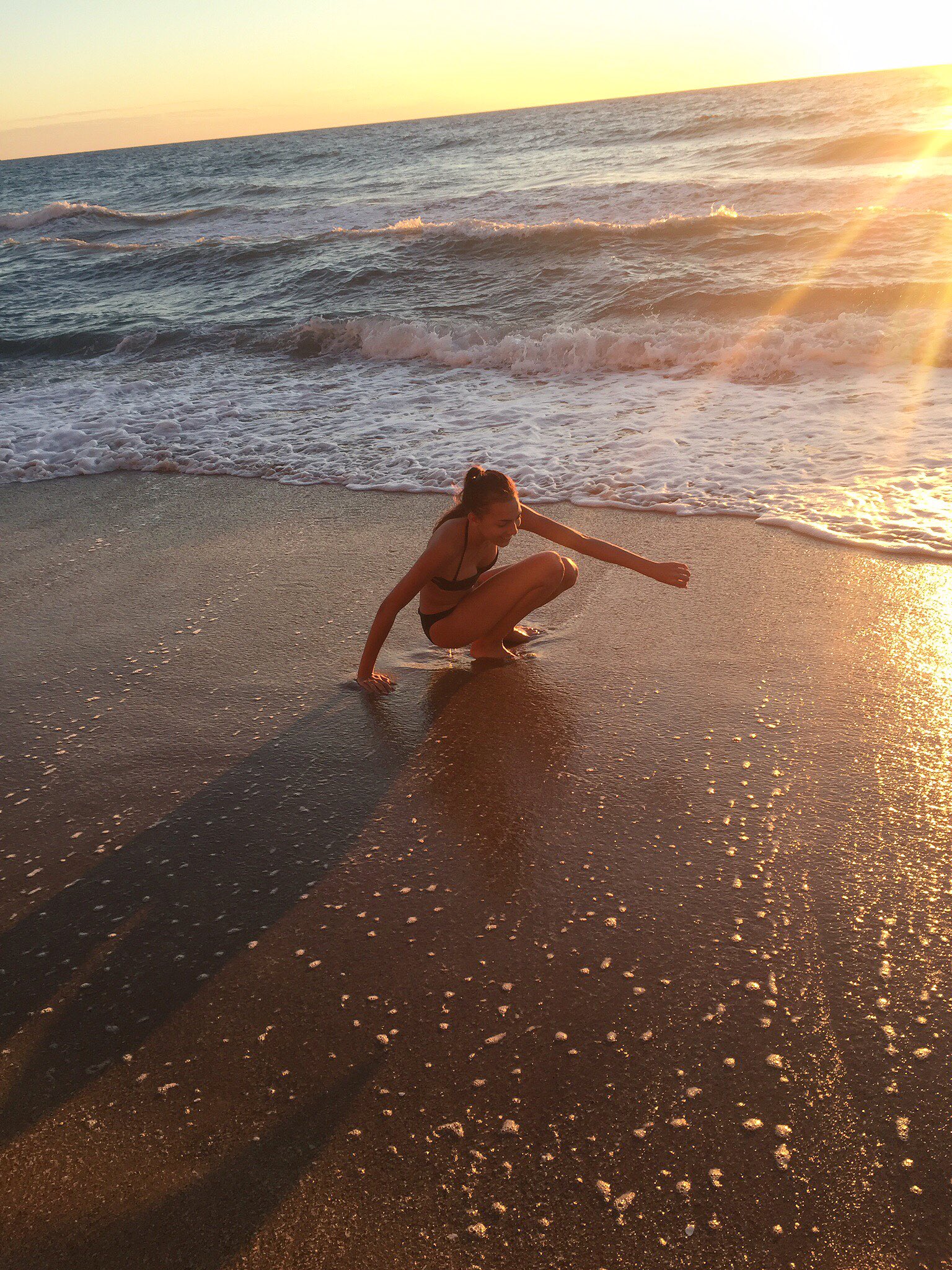 girl beach pissing 
