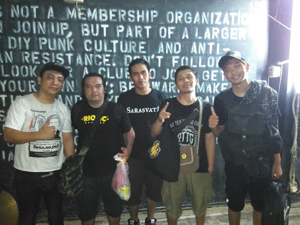 abeng_emdisi's tweet photo. Happy monday para pembangkanng #tetap pada jalur yg kalian rasa menyenangkan,,me,you &amp; Satan \m/ https://t.co/c0pnxlKc6E