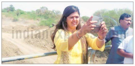 IndianExpress's tweet image. Focused: Pankaja Munde, Guardian Minister for #Beed &amp;amp; #Latur, takes a selfie while reviewing drought-relief work