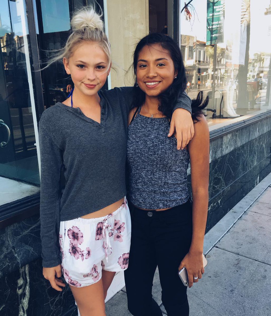 peachykumihoe's tweet photo. Jordyn @JJJordynjones meeting fans https://t.co/3VxR6D5Yfv https://t.co/QQjCADg4LO