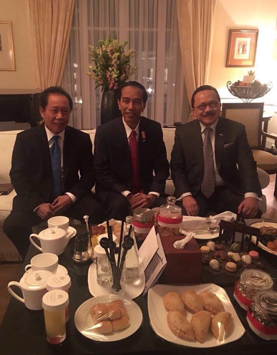 DennyJA_WORLD's tweet photo. Tiga mantan gubernur DKI. Apakah tahun depan bertambah menjadi empat mantan?😄🙏🙏 https://t.co/SfpHZCMDzb