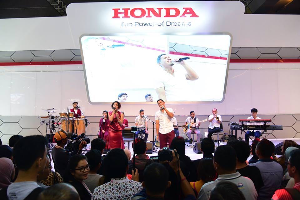 JIEXPO's tweet photo. Maliq & D'Essentials Performance in Honda Booth on last Sunday.
@MaliqMusic
#ThrowBackEventInJIExpo
#IIMS2016 https://t.co/GQtplVVoUk