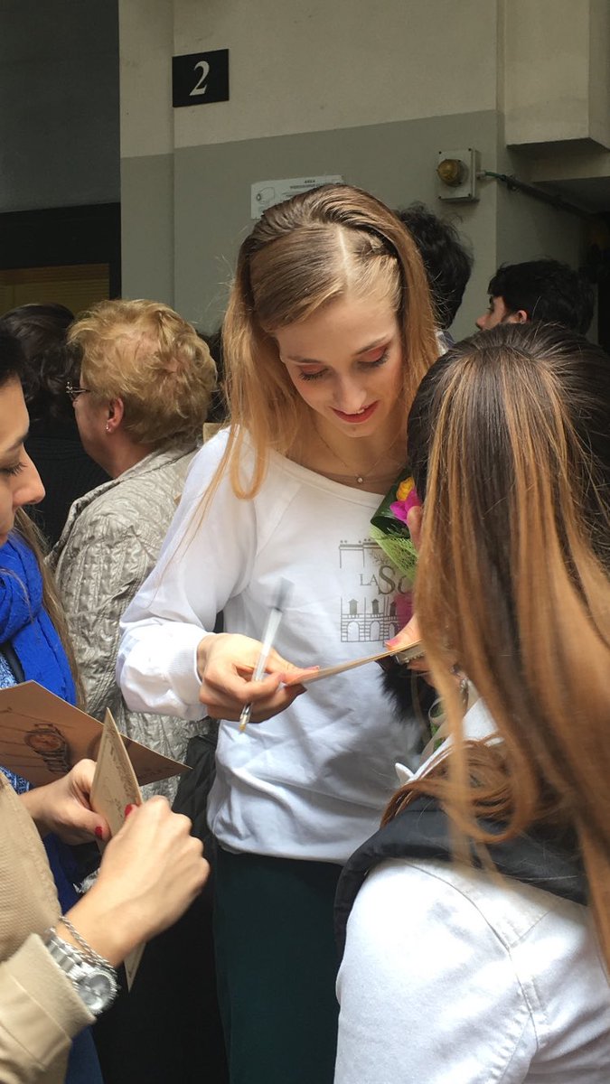 Marylandroma's tweet photo. @VirnaToppi Il pubblico si affeziona subito a chi sa trasmettergli belle emozioni in danza!💐#ilgiardinodegliamanti https://t.co/dENWbwbUTI