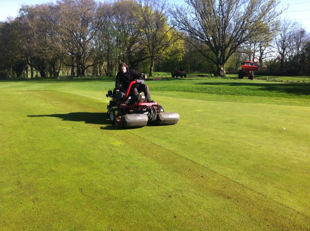 IanANichols's tweet photo. Busy morning for @OrsettGreens, overseeding tees &amp; verticutting greens. https://t.co/KmKLIkubfJ