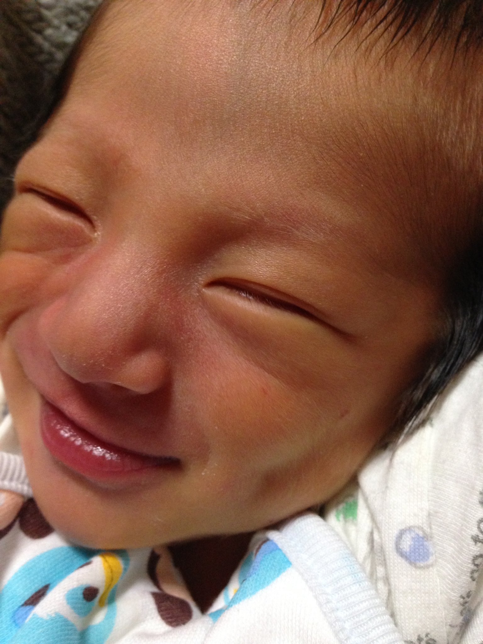 癒雨 Sle障害3級 笑うと両えくぼの絢清くんです 二重の線も 眠たい時はこんなにくっきり 授乳 ミルク後 久々に少し抱っしてあげたらごきげんでにこにこしてたので ケータイ片手に格闘しましたww なんだこの子 めっちゃ良いとこ取りしてないか Ww