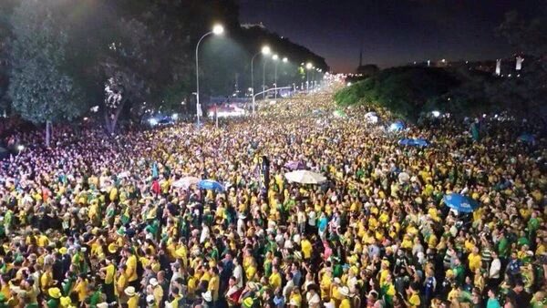 venezolanoenpie's tweet photo. Novedad para los venezolanos
En Brasil sale la oposición a la calle contra el gobierno sin muertos ni ser reprimidos https://t.co/8omasXfkwE