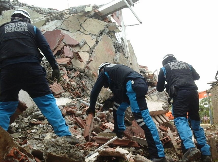 elcomerciocom's tweet photo. Jama, otro de las poblados devastados por el terremoto » https://t.co/TMSTZ2BuTK

#FuerzaEcuador https://t.co/KmFa6QS1Re