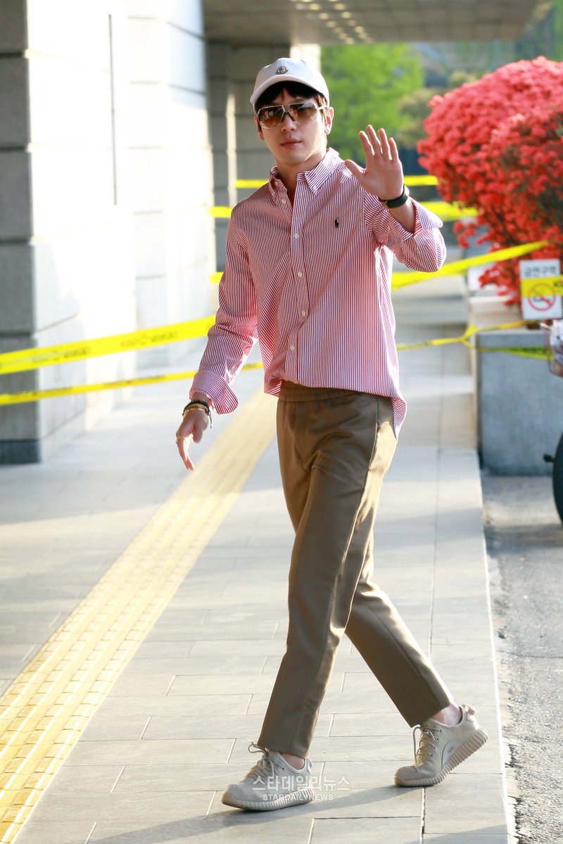 Pooboice's tweet photo. หัวข้อข่าวเอ่ยถึง คนดังกับแฟชั่นเสื้อลาย(ตรง,ขวาง)ใส่เสื้อลายก็เป็นข่าวได้ ดีงามจริงๆ cr.https://t.co/gHM7WHyvhe https://t.co/DHeFgrwpQj