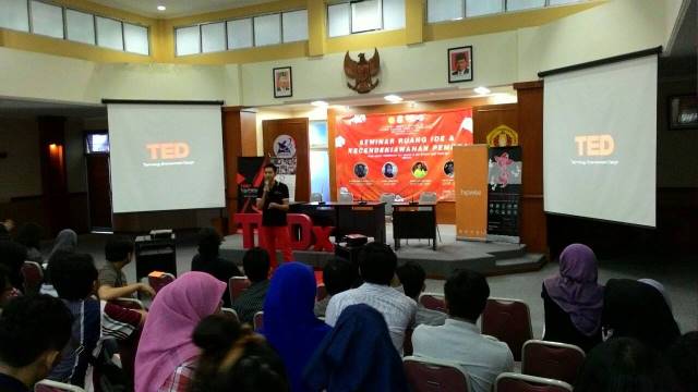 TEDxjltunjungan's tweet photo. Mas Widyoseno is on stage!
@ #ruangide hipwee promosi #conference #Outliers https://t.co/Y13rLCgodl