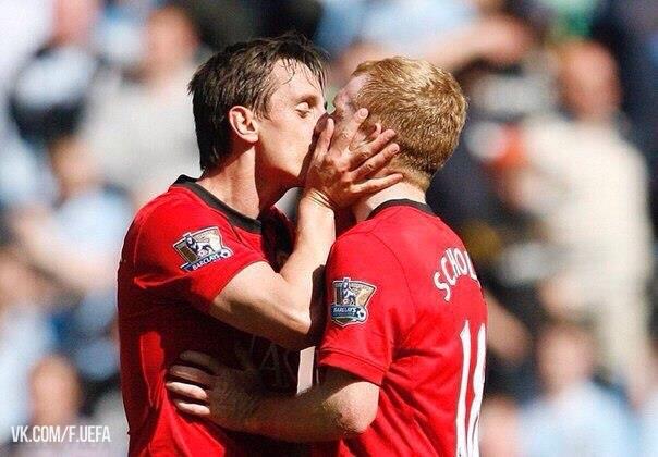 ford_uefa's tweet photo. В этот день, в 2010-м году Гари Невилл поцеловал Пола Скоулза после победы в Манчестерском дерби.

Манчестер Сити 0- https://t.co/WU5f1tikx0