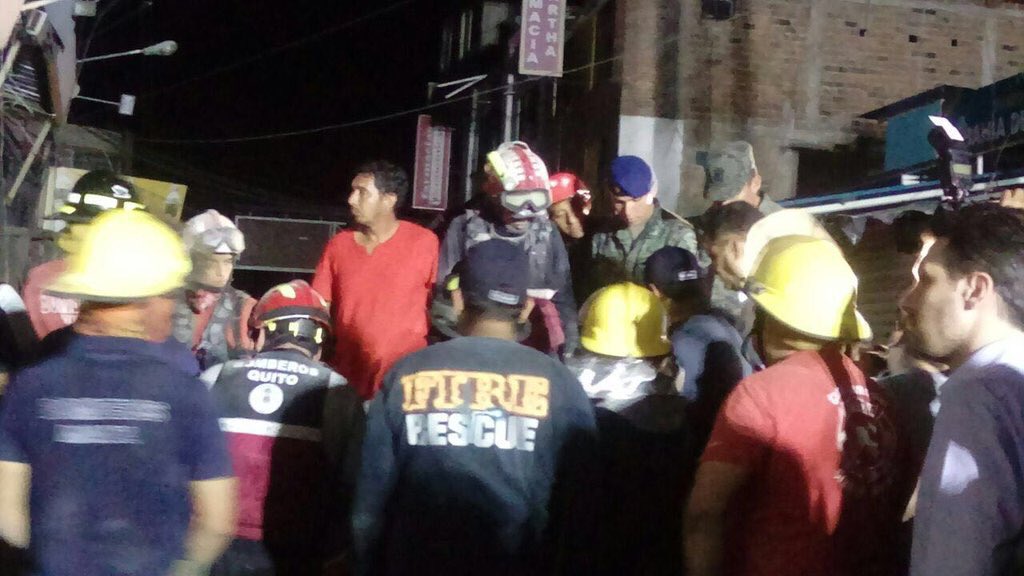 Expresoec's tweet photo. A esta hora personal de la #FAE continúa apoyando en las tareas de rescate en la ciudadela Tarqui, #Manta. https://t.co/Ioa4Wd2hGd