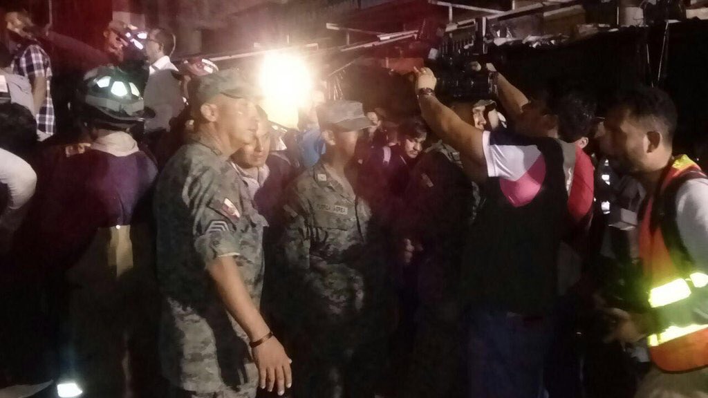 Expresoec's tweet photo. A esta hora personal de la #FAE continúa apoyando en las tareas de rescate en la ciudadela Tarqui, #Manta. https://t.co/Ioa4Wd2hGd