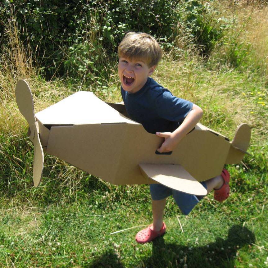 Сделать самолет для ребенка. Как сделать самолётик из бумаги а4. Самолет из цветного картона. Сделать самолет для ребенка. Самолет из картонной коробки.