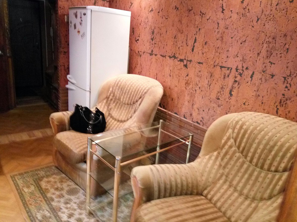Сдам 2 комнатную квартиру недалеко от метро 23 Августа,с ремонтом. 068-827-86-90, 050-164-09-71.