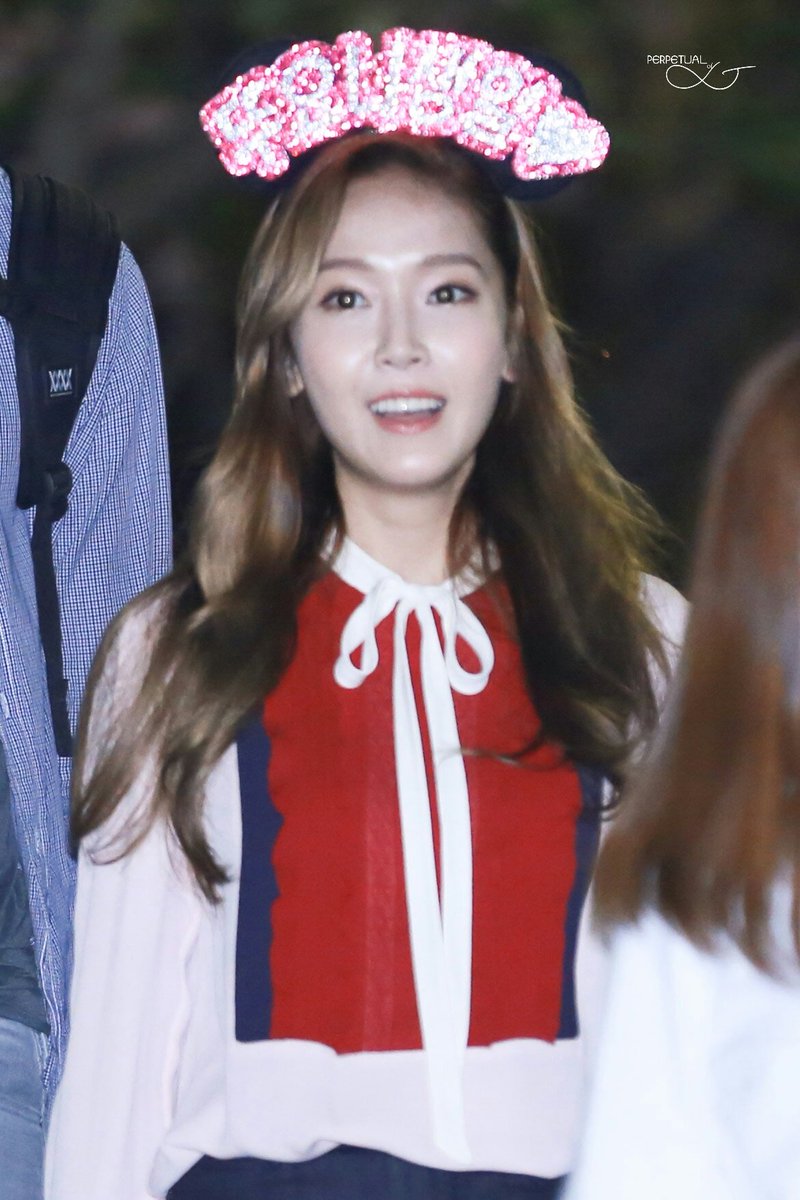 perpetualofj's tweet photo. 160417 Jessica after birthday party #HappyJessicaDay #FlywithJessica 🎂🎁😊 https://t.co/hcyxS4s8f8 https://t.co/W4HCdBes7J