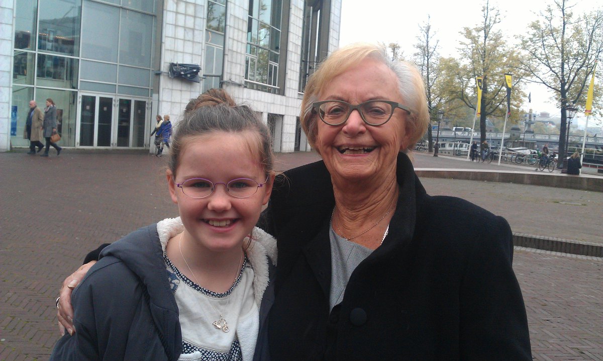 Vandaag boekhandelaarster Nel Plukker 80! 
(op de foto met 5de generatie boekenliefhebster) Van harte!
