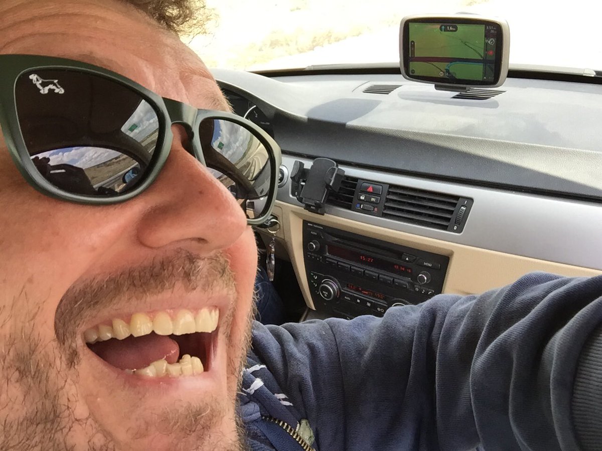 Vamos a currar un poco estrenando mi nuevo <a href="/TomTomSpain/">TomTom Spain</a> que le falta hacer gofres, tiene de tó. Buenos días!!!