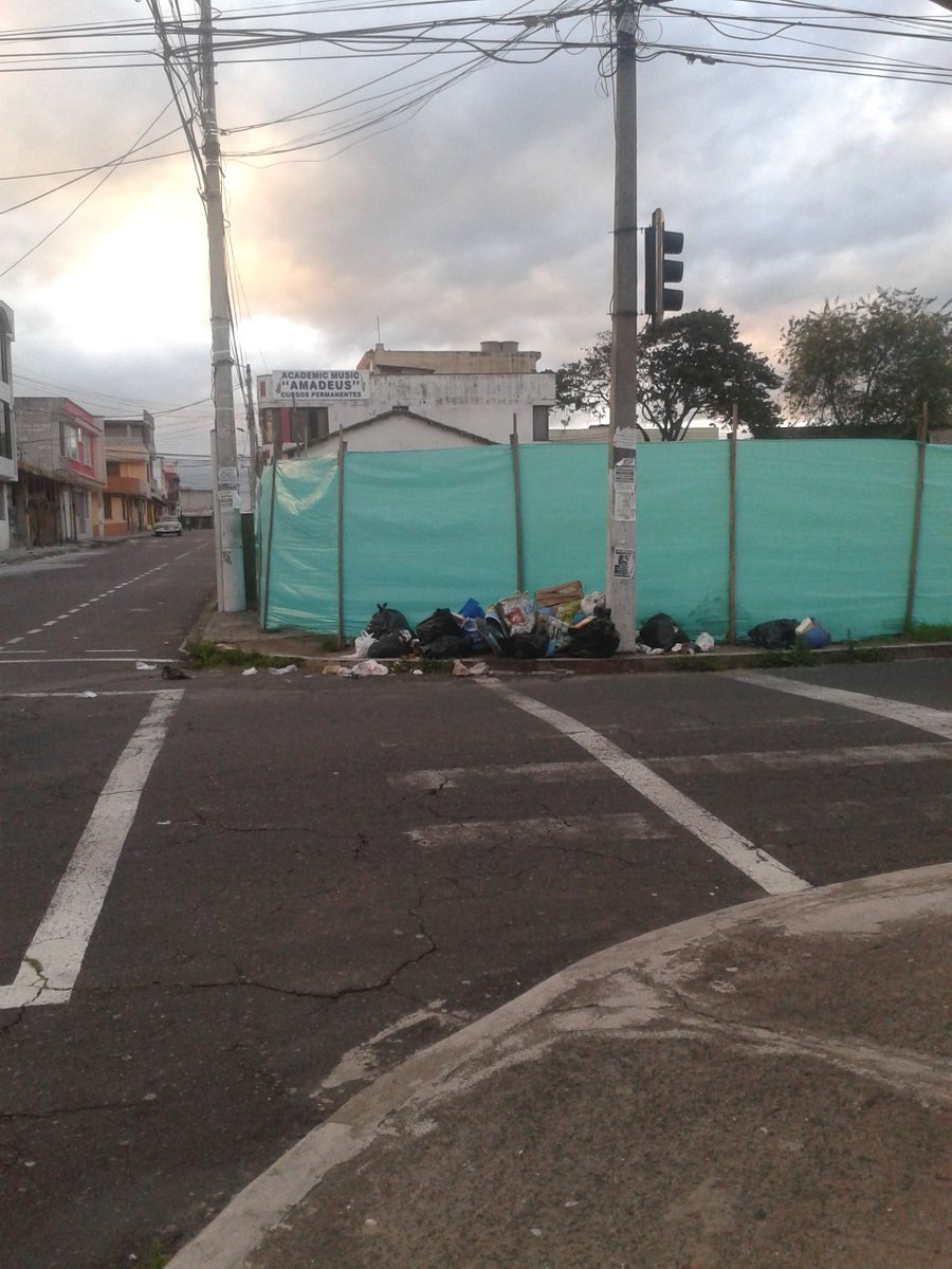 ConocotoExige's tweet photo. Conocoto,en un radio de 4 cuadras esto se ve en cada esquina, exigimos contenedores Sr. @MauricioRodasEC @pilasmauri https://t.co/54GpyvAZva