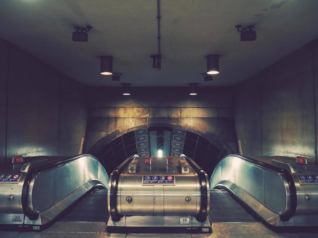 👇Descending. 
#london #londonbridge #tubestation #tubestations #londonbridgestation #trainstations #londonundergrou…