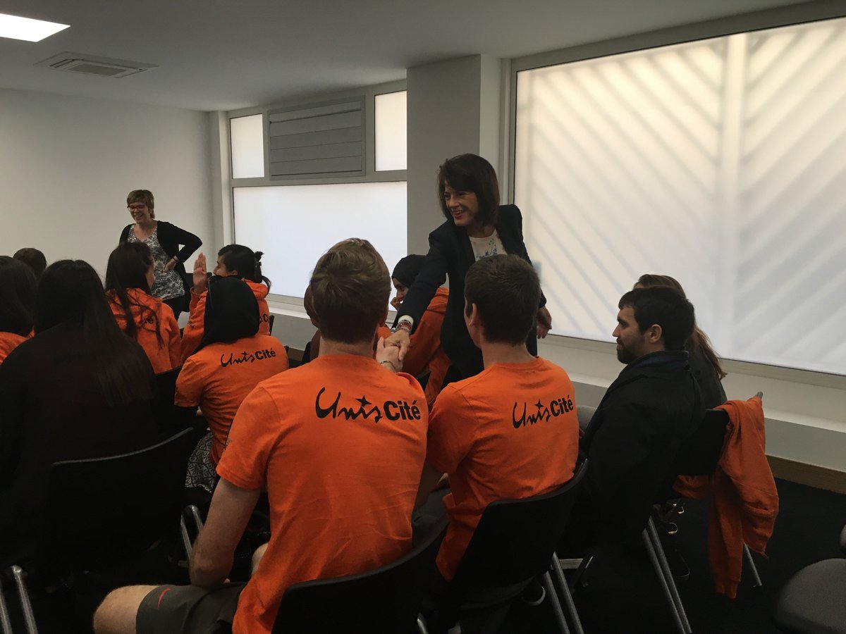 Dominiq_Estrosi's tweet photo. Petit échange convivial avec la promotion 2016 des volontaires du service civique d'Unis-Cité Méditerranée #Nice06 https://t.co/9Qwfk6dvNy