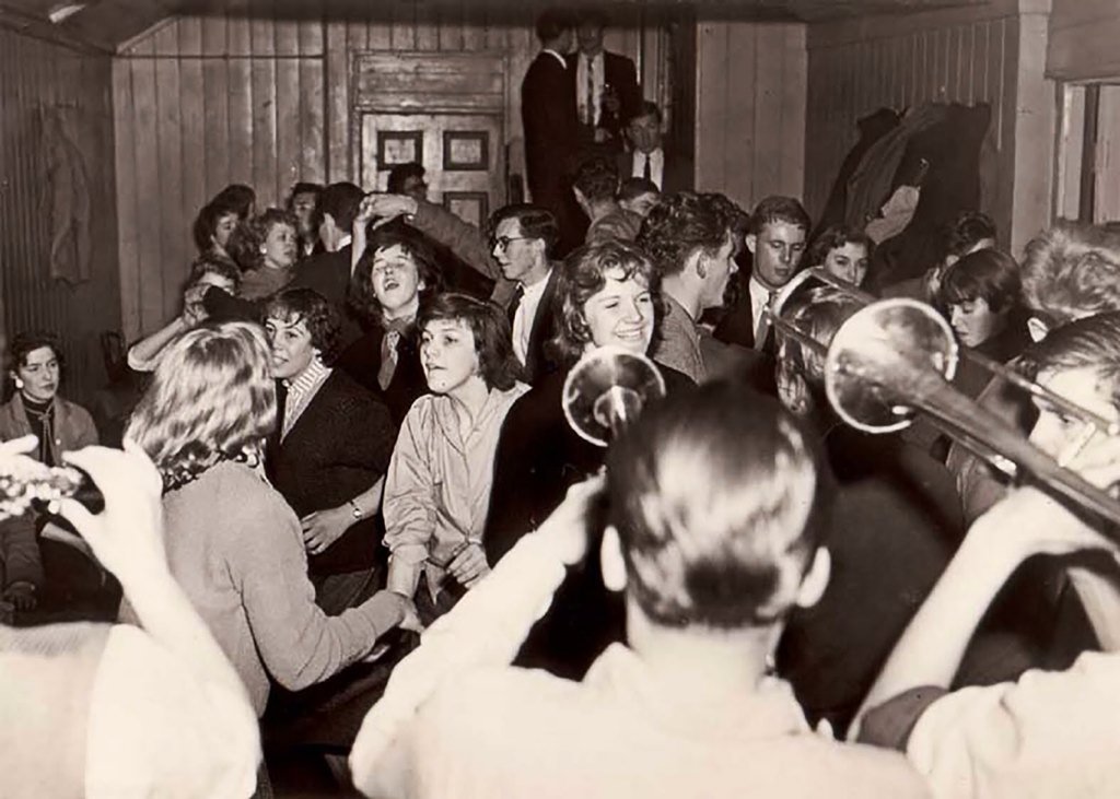 Roll up, roll up... To our immersive cockney knees-up!  timeout.com/london/things-… <a href="/TimeOutLondon/">Time Out London</a>