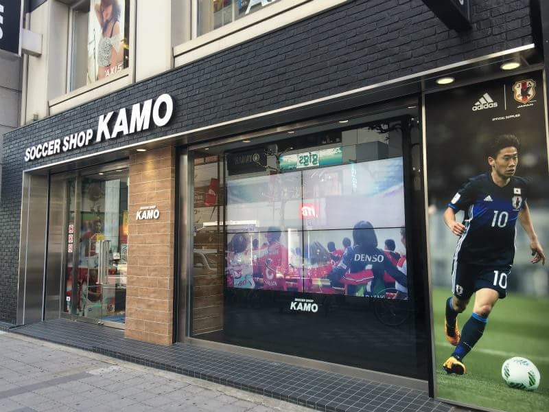 NagoyaArgentina's tweet photo. Así está el reinaugurado Soccer Shop Kamo de Nagoya. Acá nos podemos gastar todo el sueldo. #nagoya #grampus #グランパス https://t.co/KVFEKFn3XR