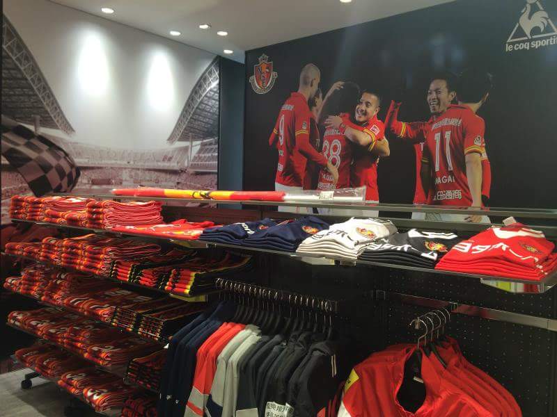 NagoyaArgentina's tweet photo. Así está el reinaugurado Soccer Shop Kamo de Nagoya. Acá nos podemos gastar todo el sueldo. #nagoya #grampus #グランパス https://t.co/KVFEKFn3XR