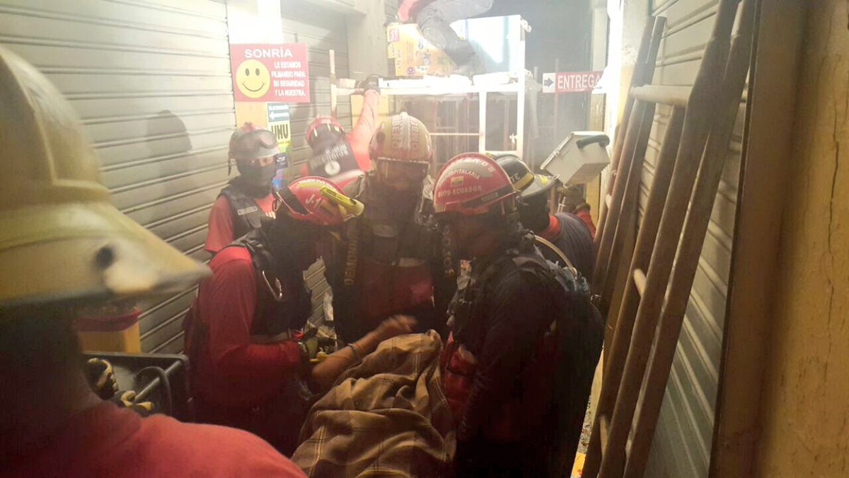BomberosQuito's tweet photo. Tras varias horas de intenso trabajo, 3 personas rescatadas con vida de entre los escombros en Tarqui. #SismoEcuador https://t.co/vhT5xF79UF