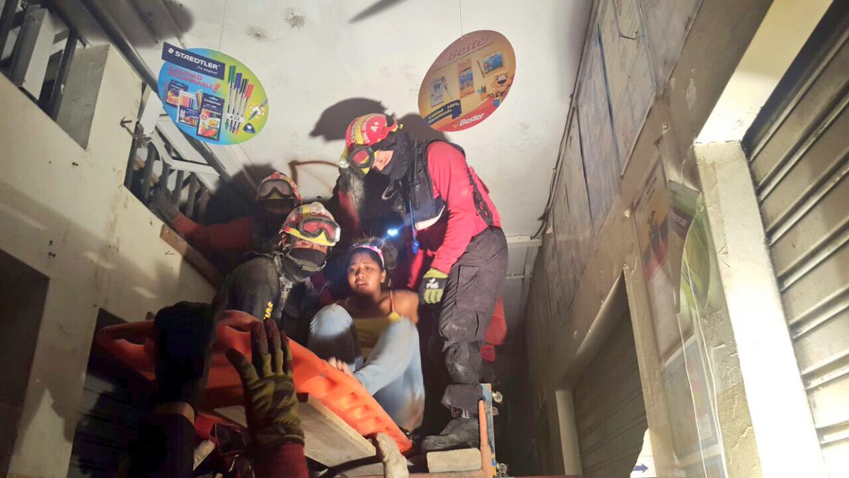 BomberosQuito's tweet photo. Tras varias horas de intenso trabajo, 3 personas rescatadas con vida de entre los escombros en Tarqui. #SismoEcuador https://t.co/vhT5xF79UF