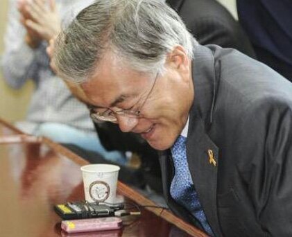 정치 이전에, 사내 놈이 입으로 뱉었으면, 
목숨 걸고 지켜야 지. 이 자는 뭔 생각으로 사나?
그런 맨탈로 일국의 대통령을? 에라이~