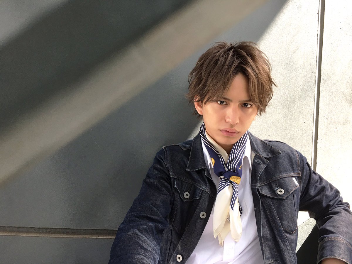 峰田大暉 中島健 Njpw K ナチュラルセンターパートヘア 前髪の長さをを目線で設定して 柔らかいリバースパーマ 真ん中で分けてスタイリングすると いつもと違った雰囲気に