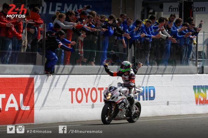 24heuresmotos's tweet image. Le @team_r2cl savoure sa 4e place et affirme son statut #24Hmotos 24h-moto.com/fr/actualites/…
