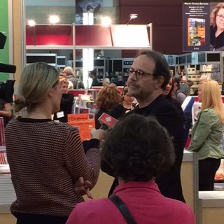 robert_laffont's tweet photo. Retour sur #SILQ2016 : @Marc_Levy en entrevue pour @iciradiocanada - https://t.co/1deOe4xQFm https://t.co/7LWGs4WmcD