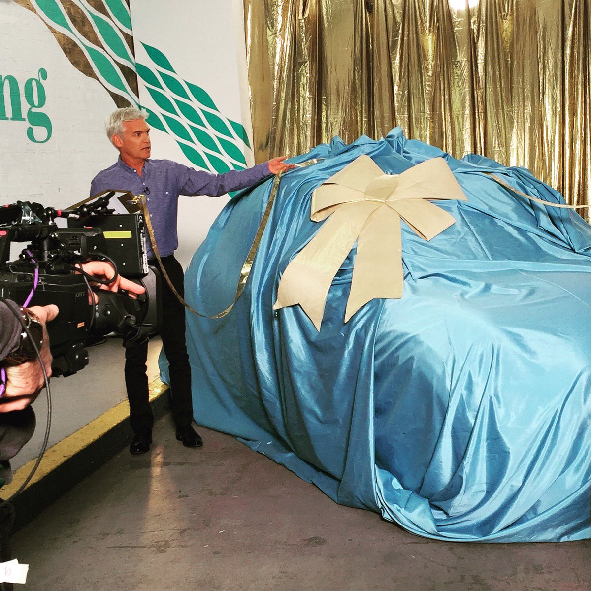 thismorning's tweet photo. Well we think we surprised @Schofe! #TMTwins 🎉 https://t.co/IdOB3PXyJ4